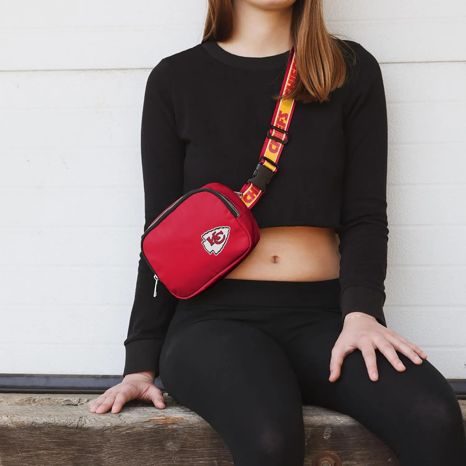 FOCO NFL Unisex-Adult NFL Team Color Wordmark Crossbody Belt Bag