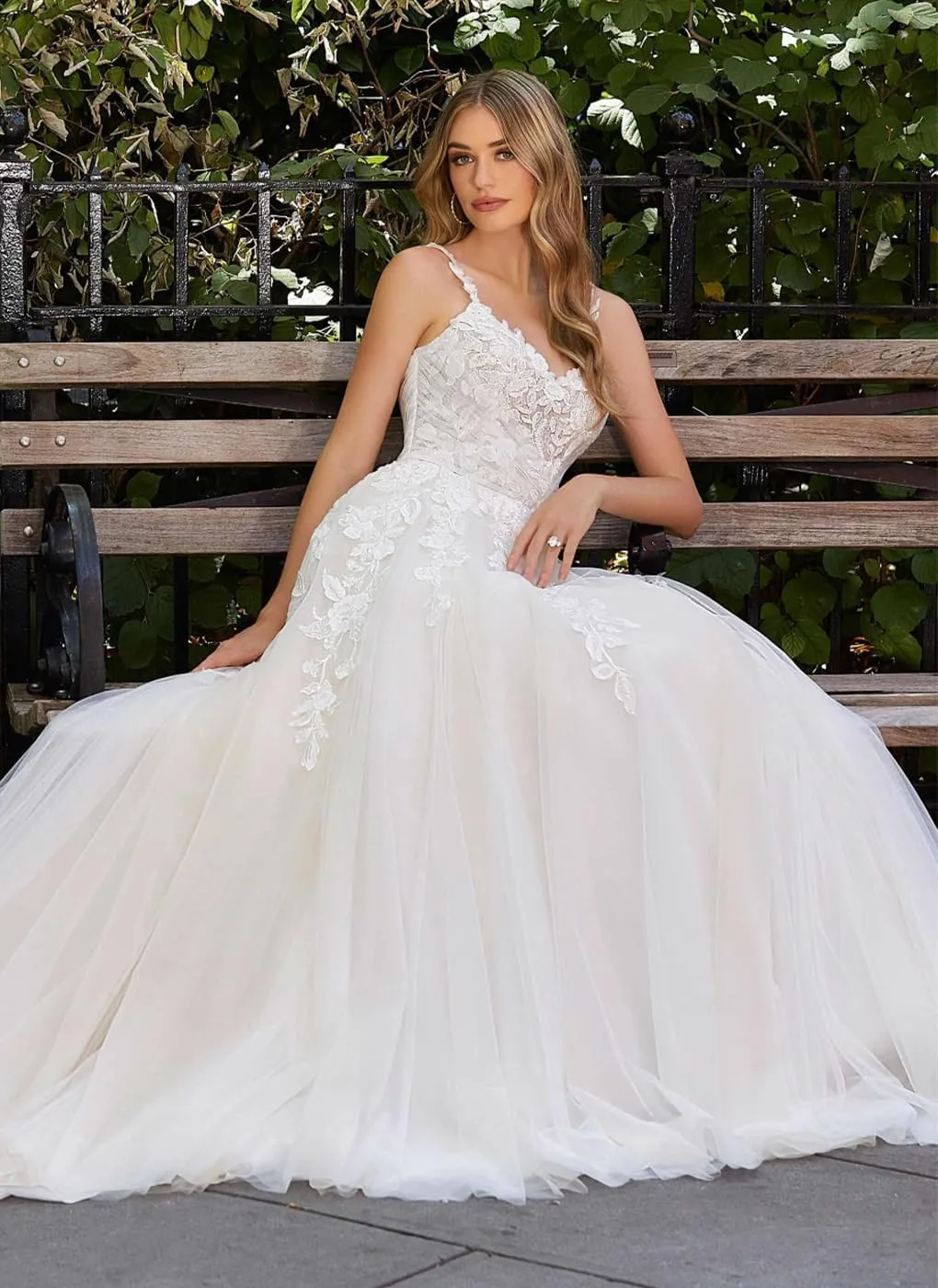 Lace Wedding Dresses for Bride 2025 Winter Tulle Lace Applique A-Line Spaghetti Strap V-Neck Modest Bride Gowns