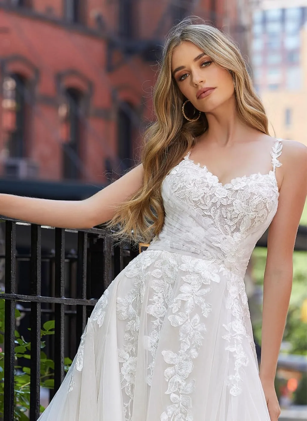 Lace Wedding Dresses for Bride 2025 Winter Tulle Lace Applique A-Line Spaghetti Strap V-Neck Modest Bride Gowns