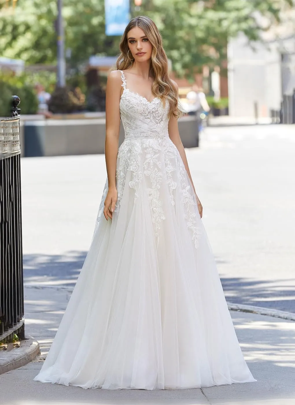 Lace Wedding Dresses for Bride 2025 Winter Tulle Lace Applique A-Line Spaghetti Strap V-Neck Modest Bride Gowns